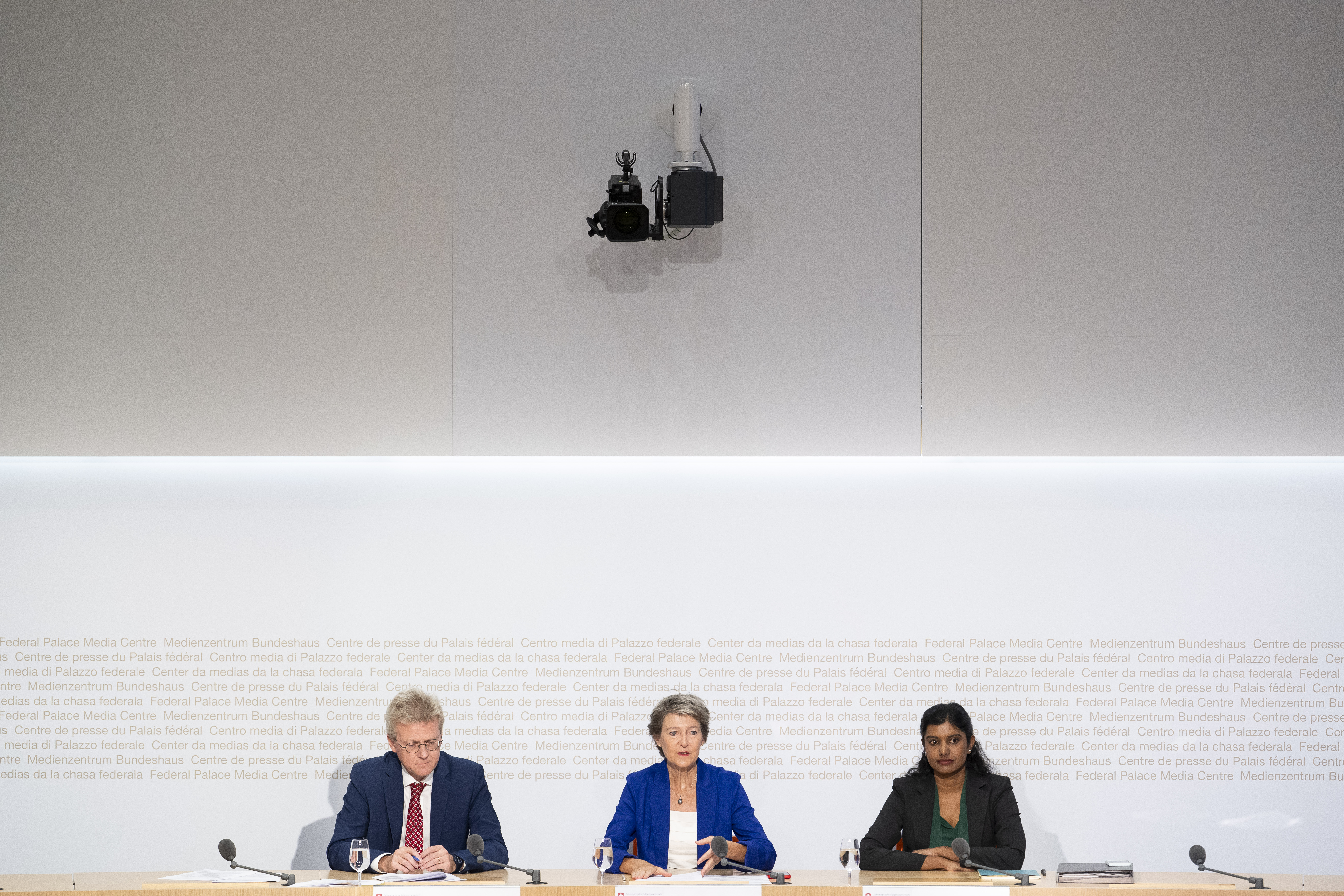 At the KHBK wheel: Simonetta Sommaruga, centre, speaks alongside KHBK vice-president Felix Uhlmann, left, and Vijtha Fernandes, head of the KHBK Secretariat, right, during the press conference that kicked off the commission's work.