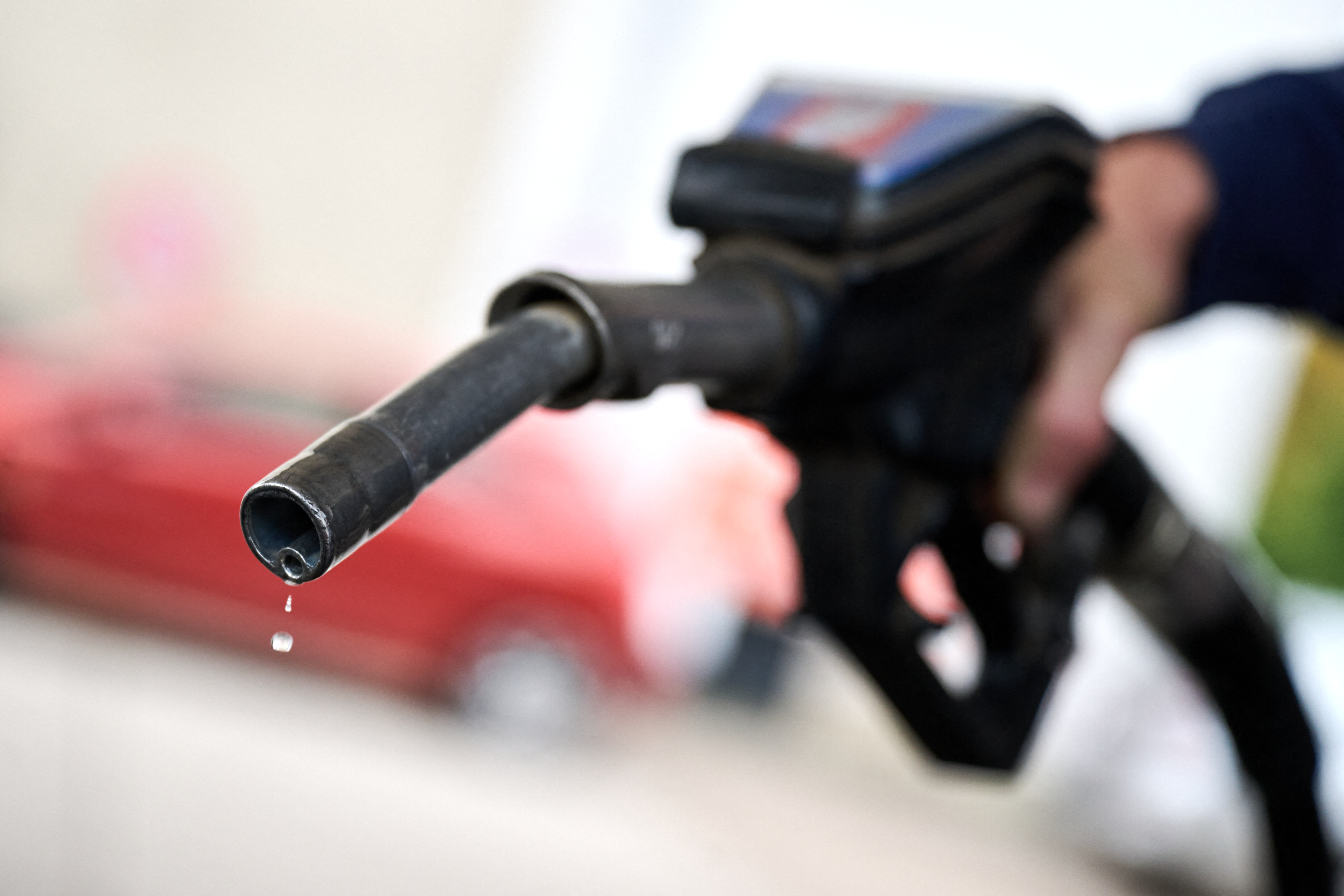 goccia che esce dal beccuccio di una pompa di benzina