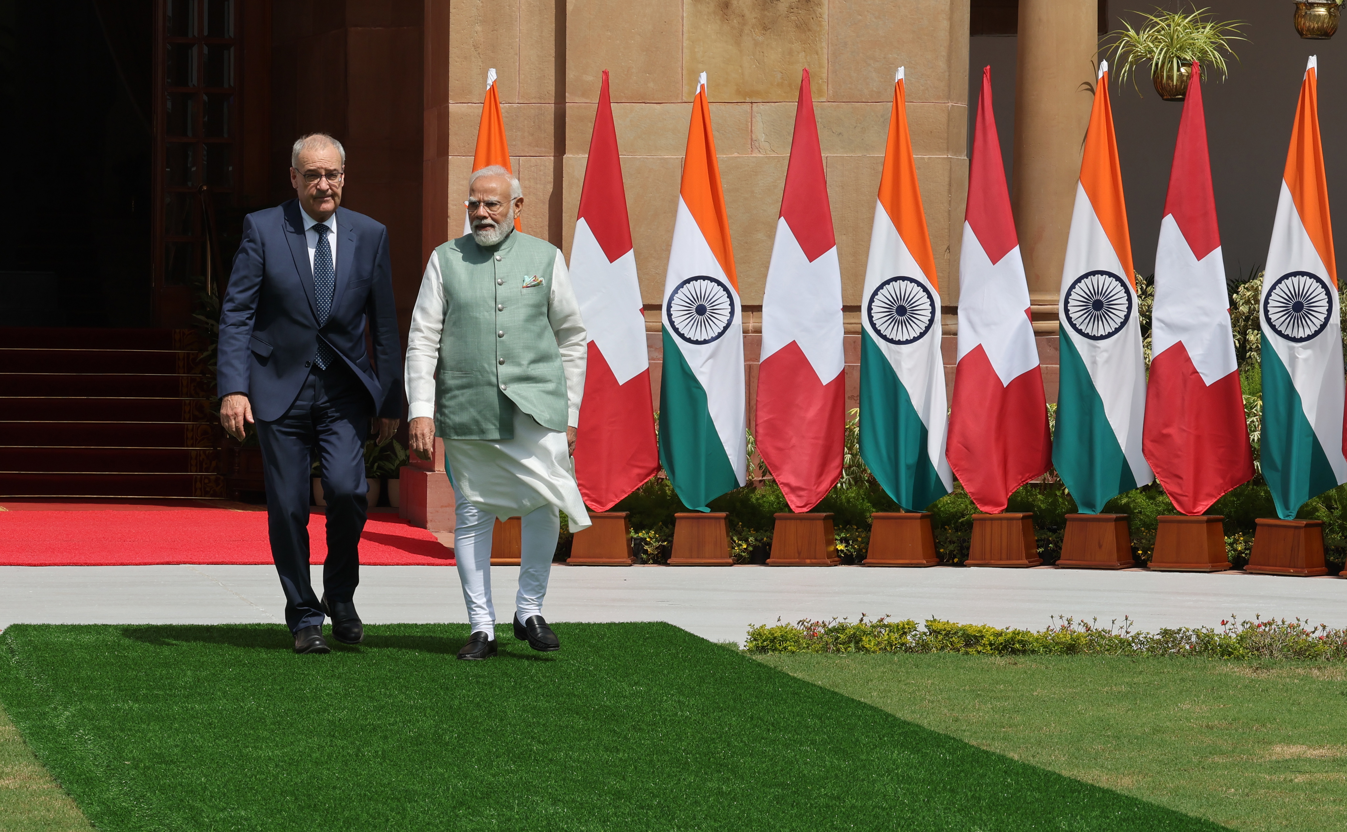 Il presidente della Confederazione Guy Parmelin (a sinistra) e il primo ministro indiano Narendra Modi.