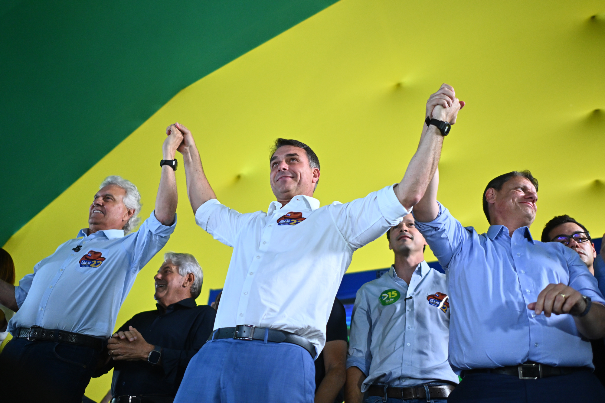 Flávio Bolsonaro reage durante o anúncio do apoio do ex-governador de Goiás, Ronaldo Caiado, ao lado do governador reeleito de São Paulo, Tarcísio de Freitas, em Goiânia, em 6 de outubro de 2026.