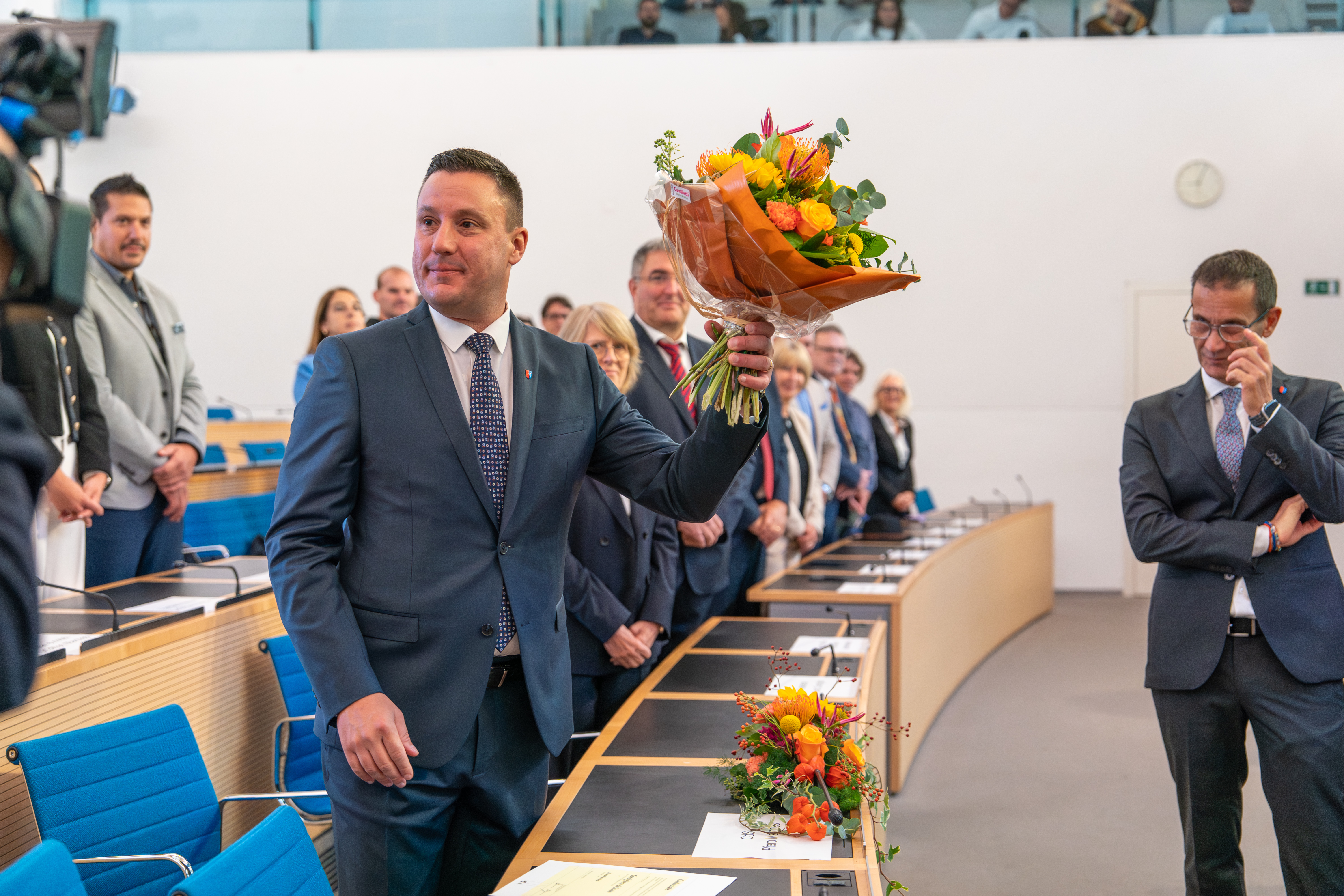 Piero Marchesi con mazzo di fiori