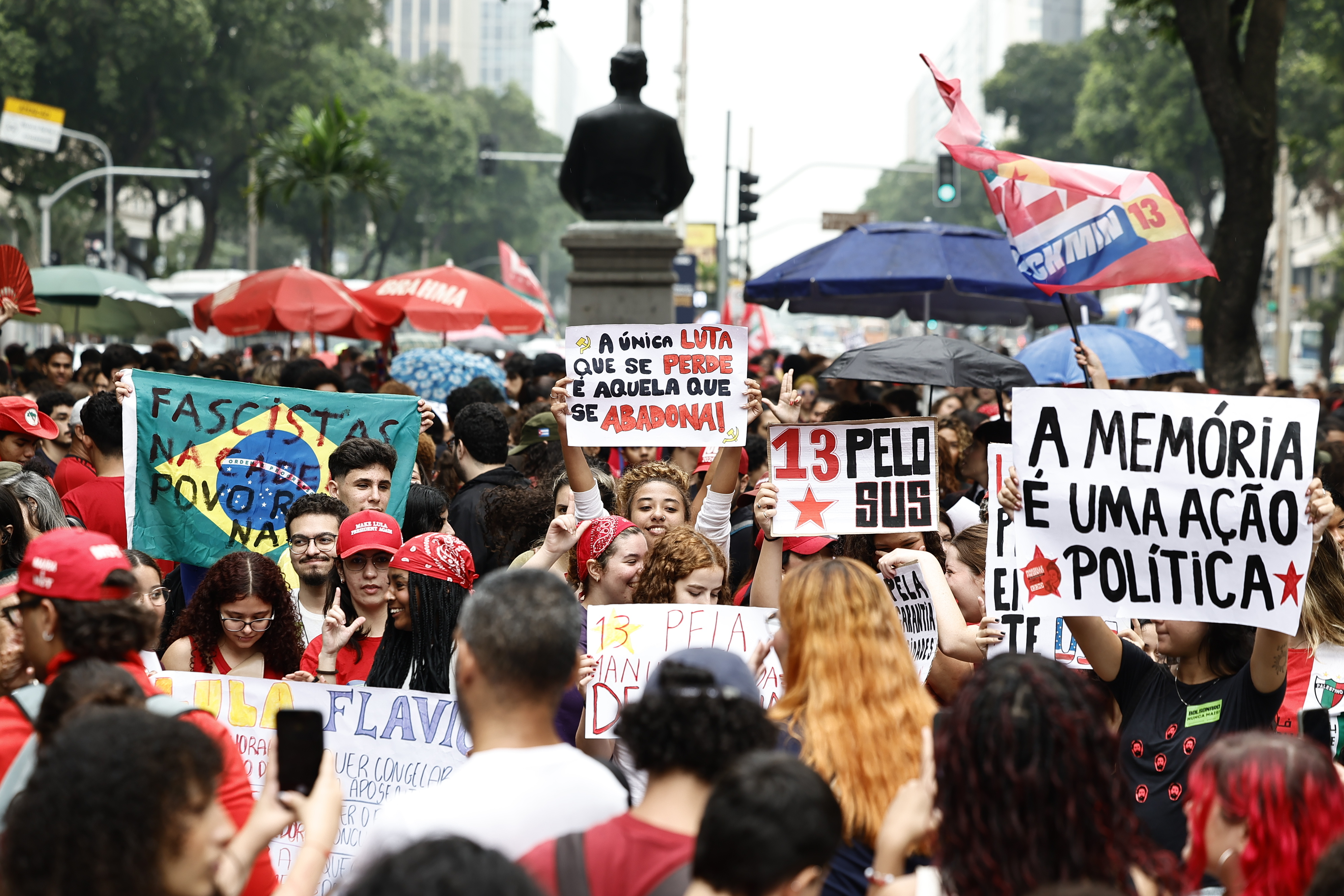 Estudantes seguram cartazes durante uma manifestação no centro do Rio de Janeiro, em 7 de outubro de 2026. O protesto foi organizado por grupos estudantis em defesa da educação pública e da democracia, e contra a ascensão da extrema direita no Brasil.