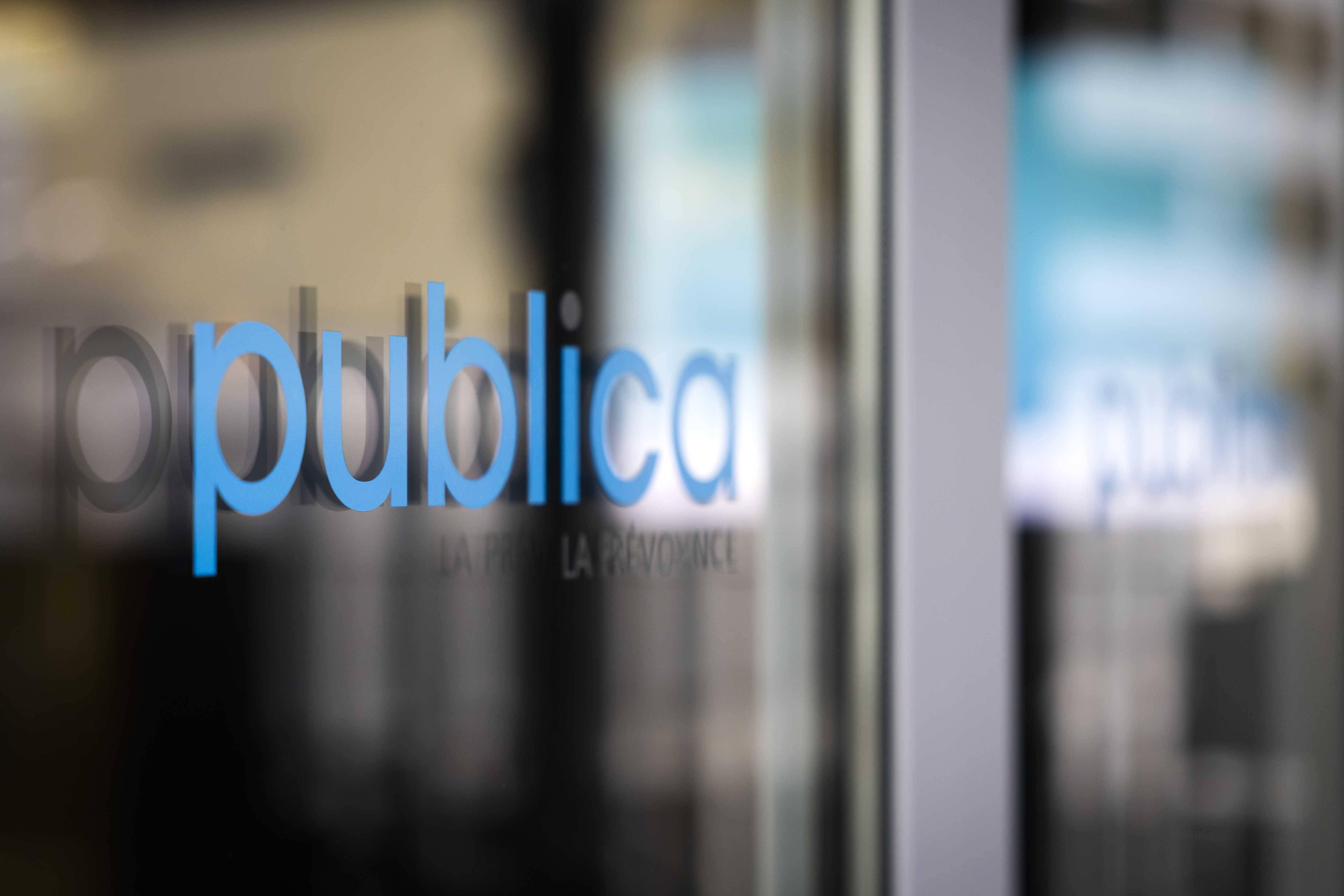 Porta a vetri con scritta "Publica"