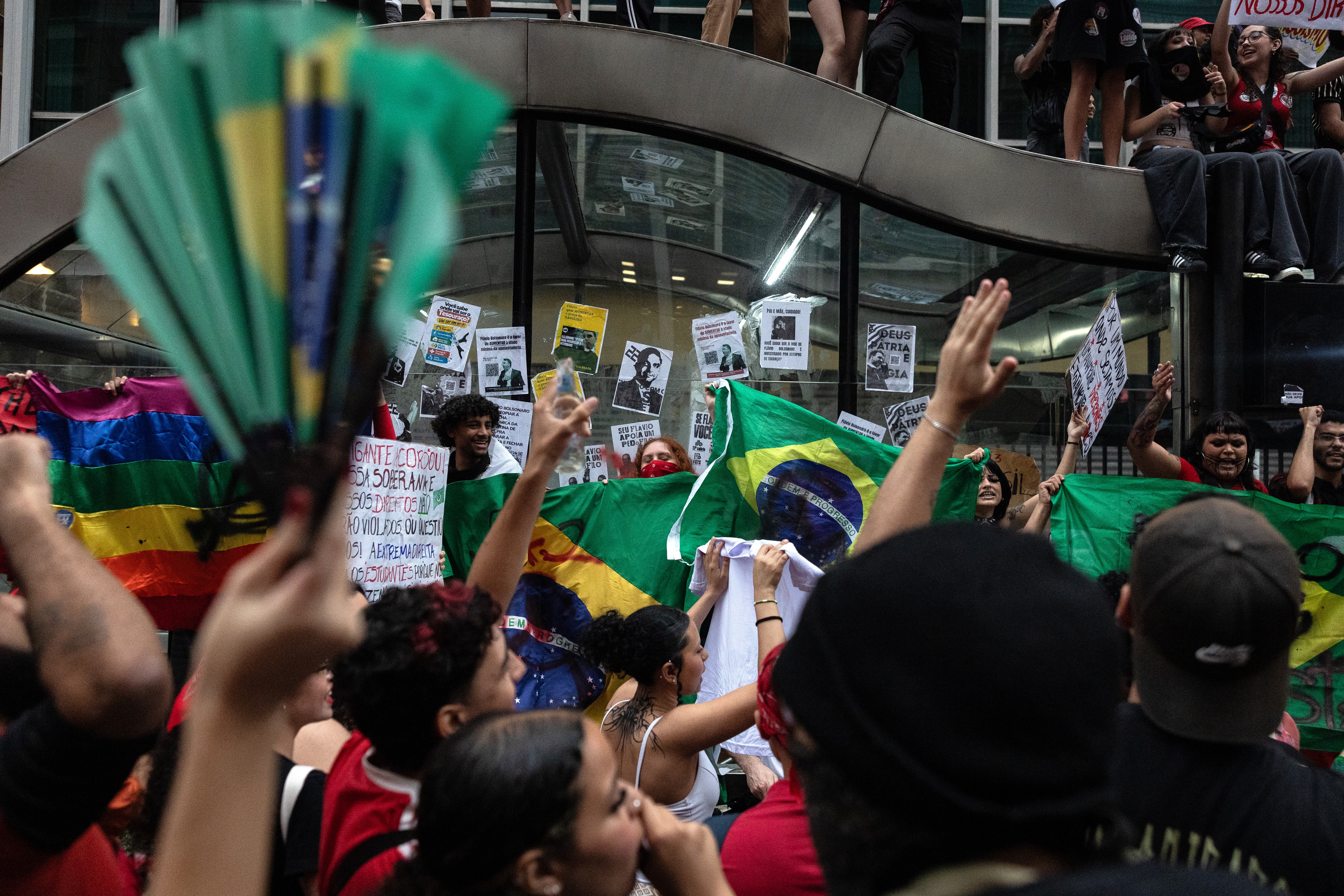 Pessoas com bandeiras em um protesto de rua