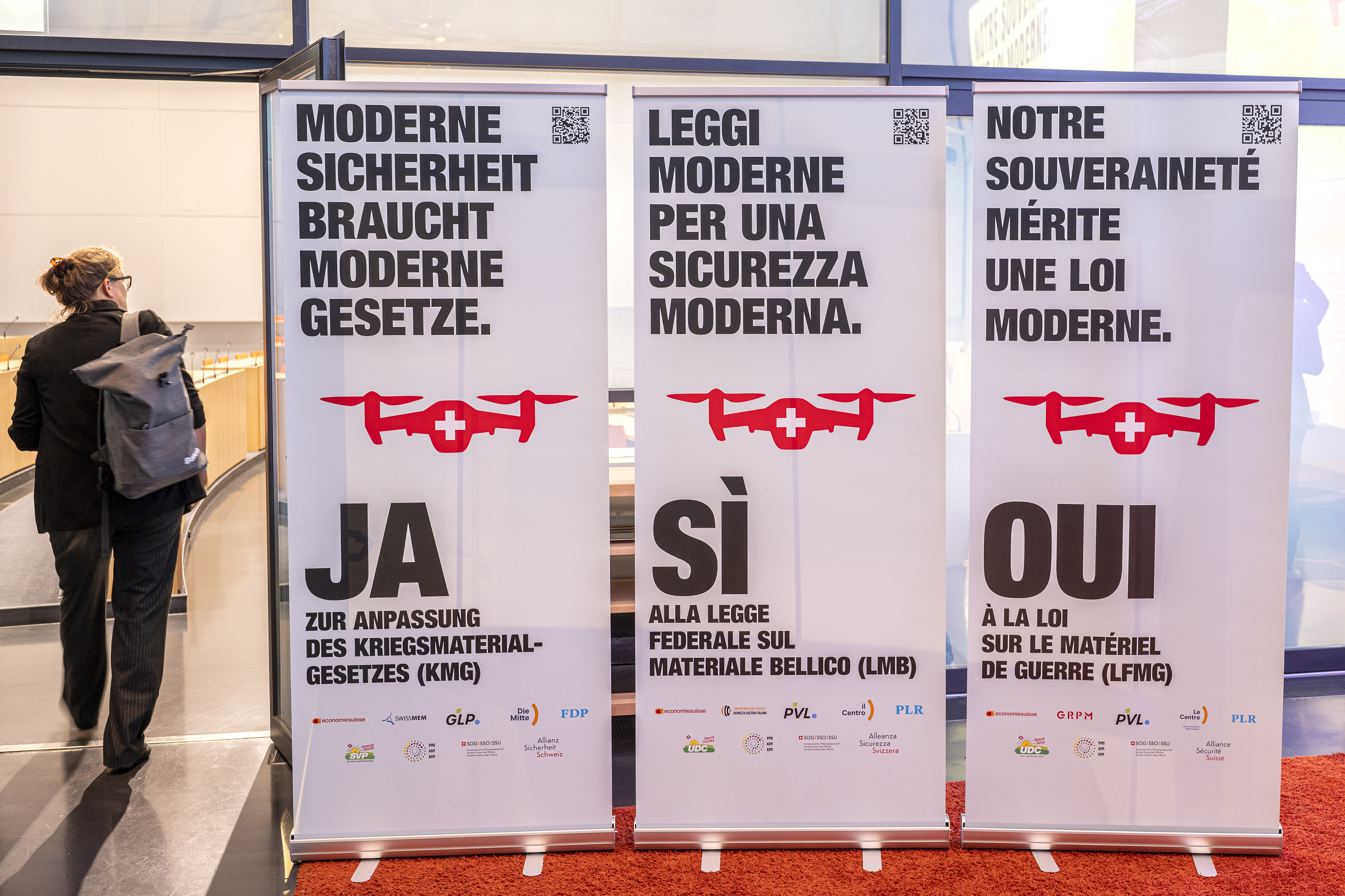 Manifesti a favore della nuova legge sugli armamenti.