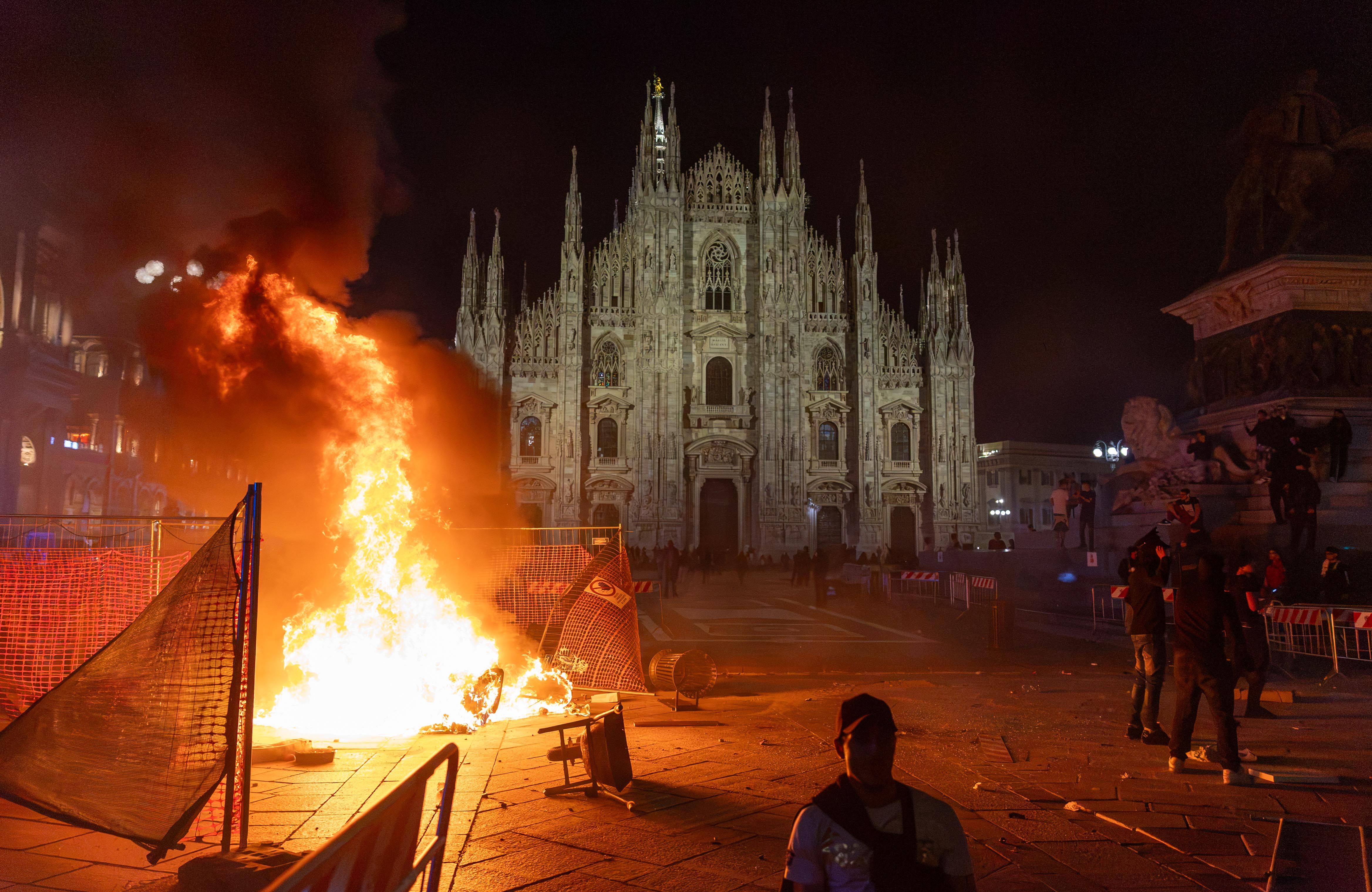 fuoco davanti al duomo