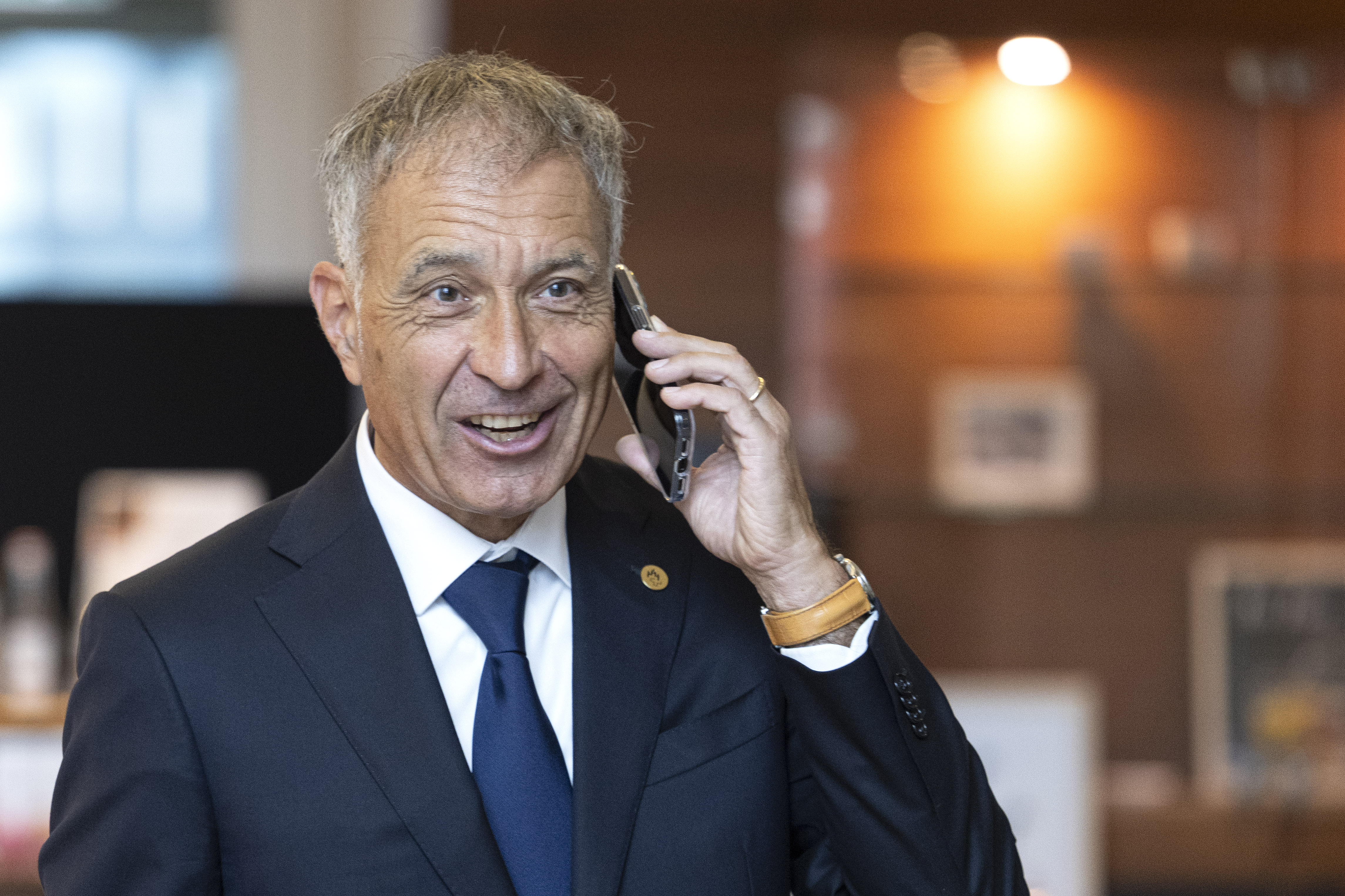 uomo al telefono