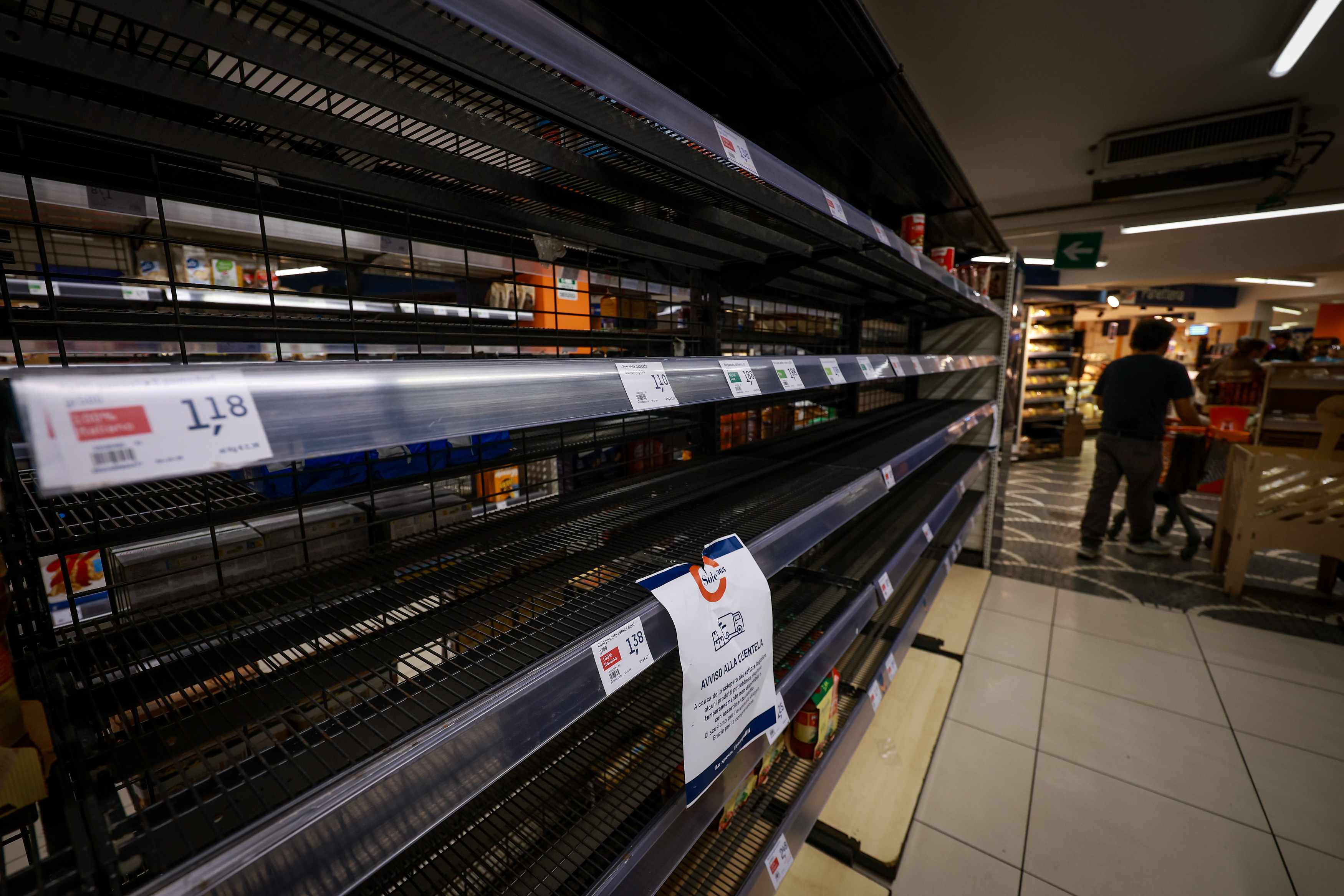 scaffali vuoti di un supermercato