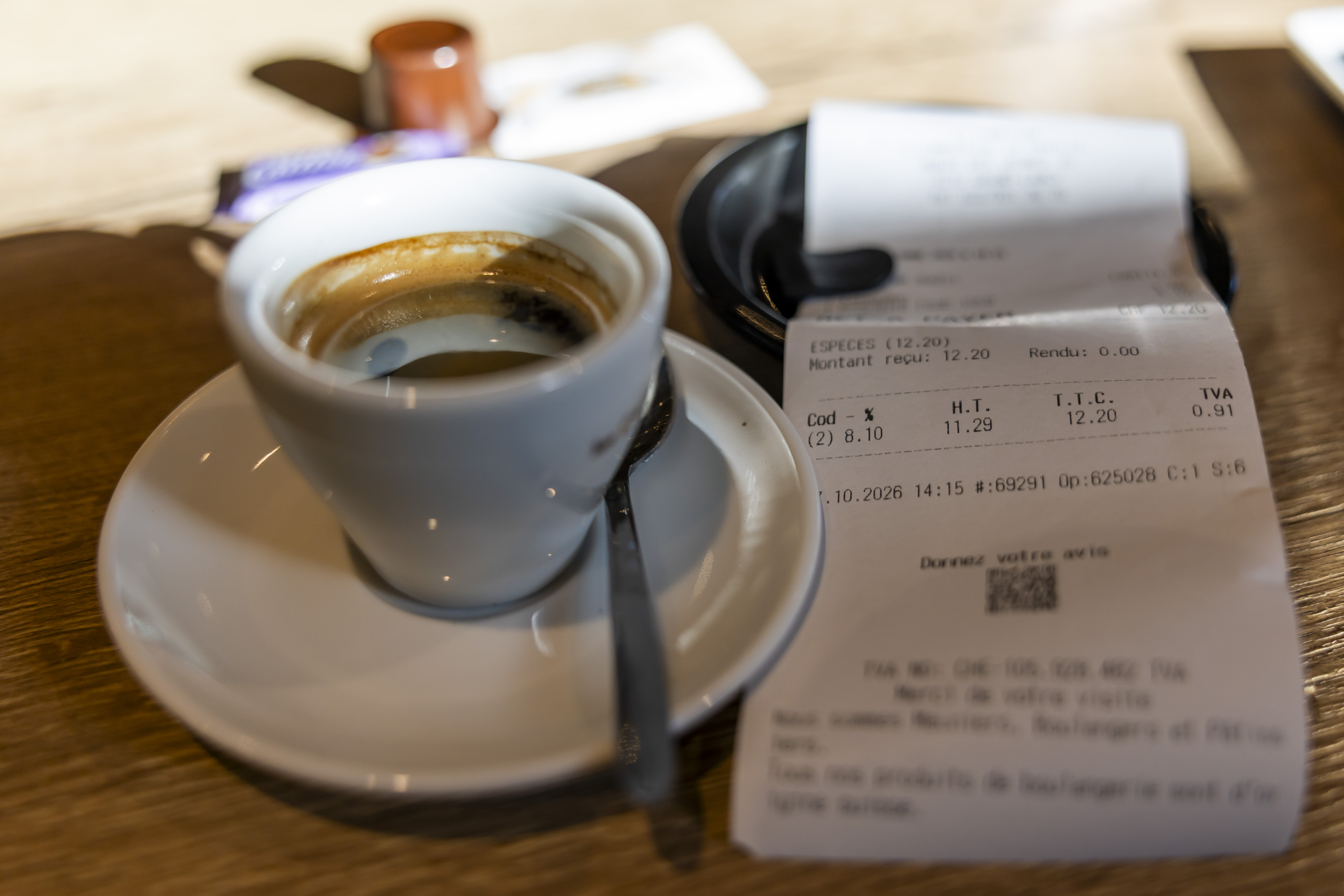Eine Tasse Kaffee (Espresso) und eine Quittung