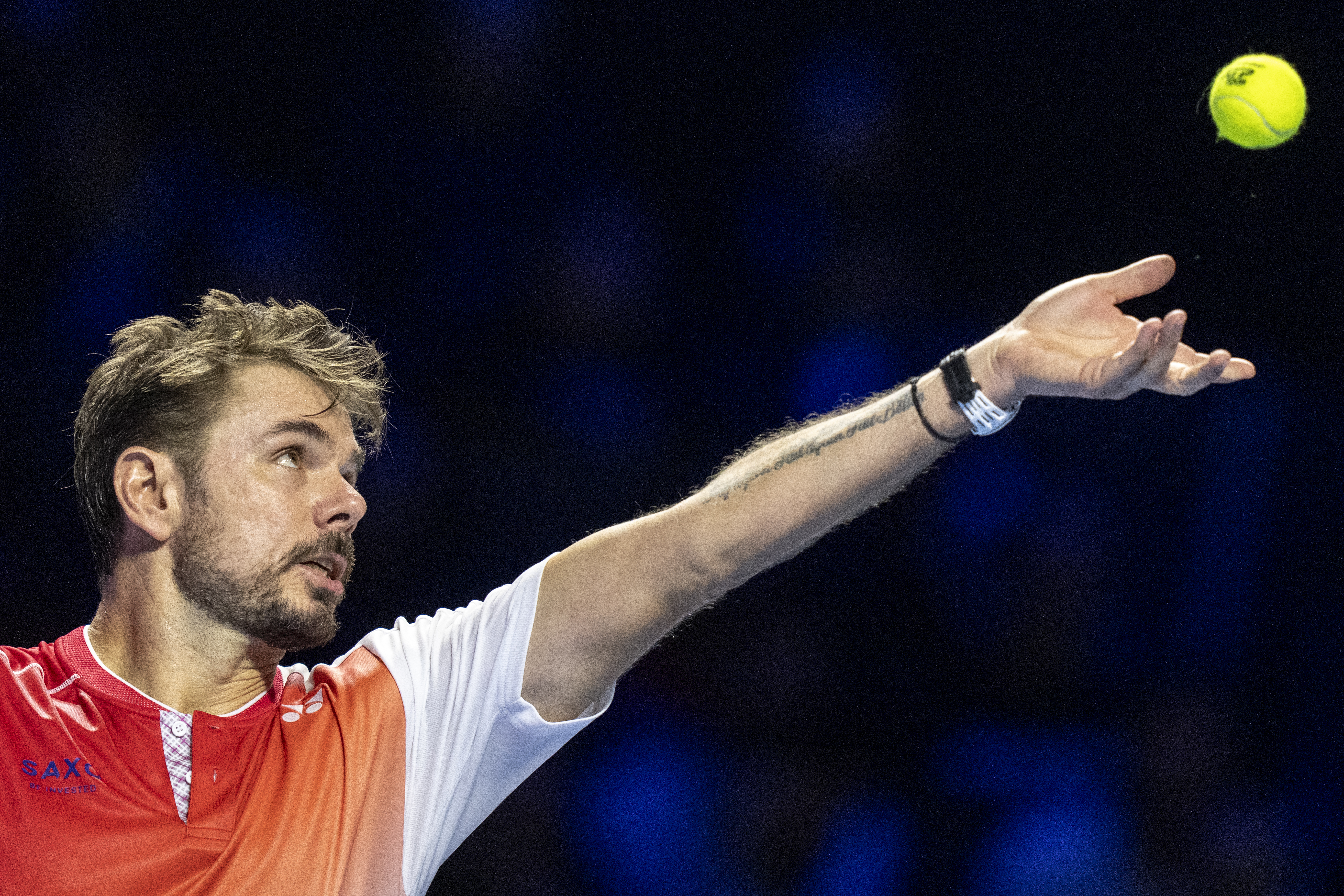 stan wawrinka lancia una palla da tennis in aria per un servizio