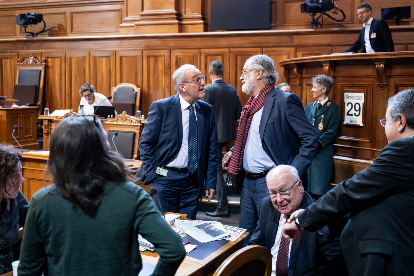Who’s in charge here? Federal President Guy Parmelin (centre) in the Council of States, pictured here in conversation with SP Councillor Carlo Sommaruga.