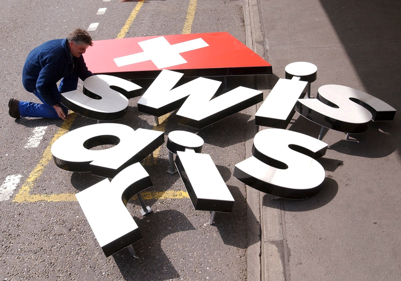 Le lettere del logo Swissair adagiate a terra