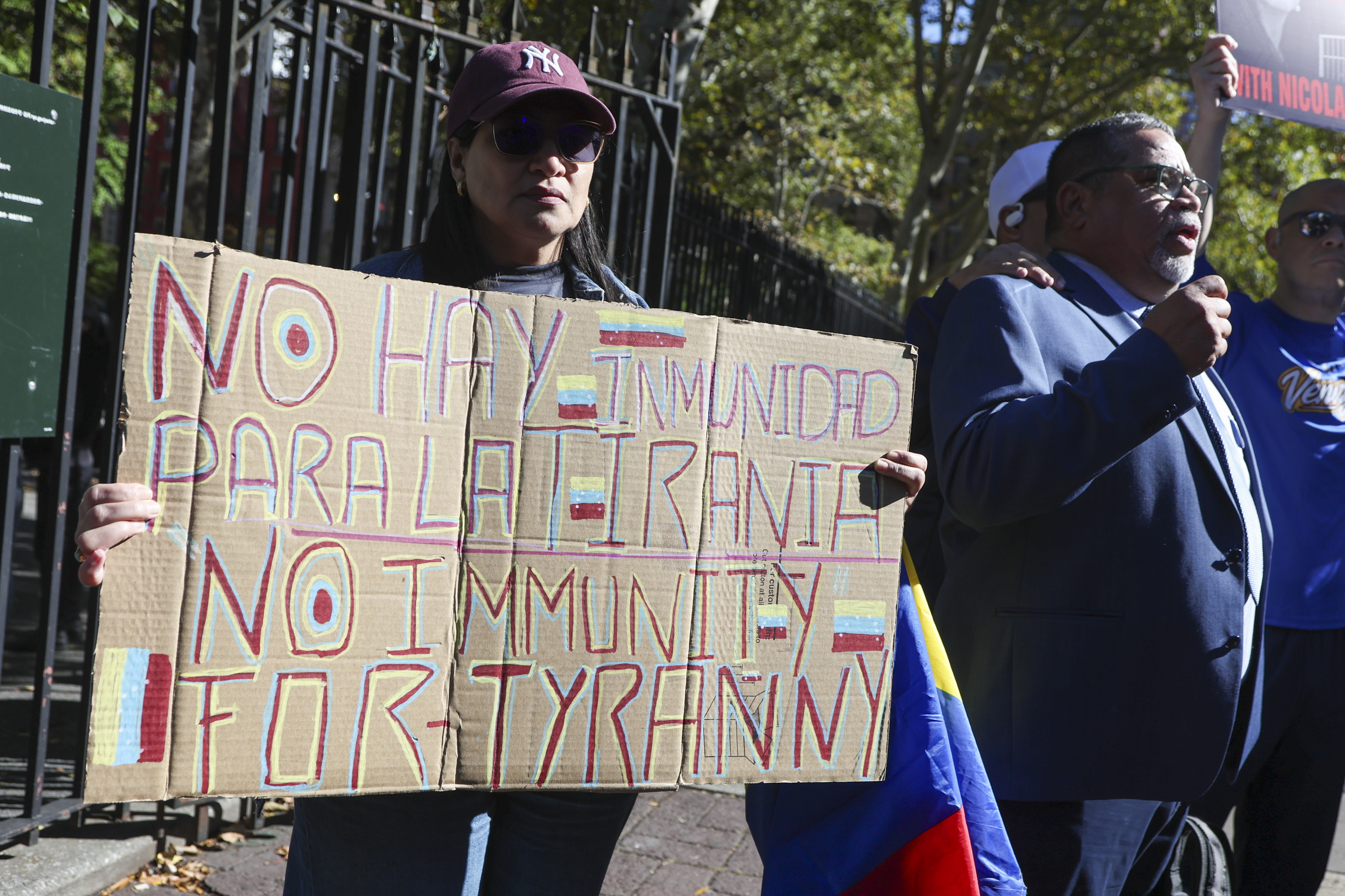 Manifestantes protestan frente al tribunal federal de Nueva York durante la comparecencia del expresidente venezolano Nicolás Maduro y su esposa, Cilia Flores, acusados de conspirar para torturar a opositores políticos. La nueva imputación se suma a los cargos ya existentes por presunto narcotráfico.