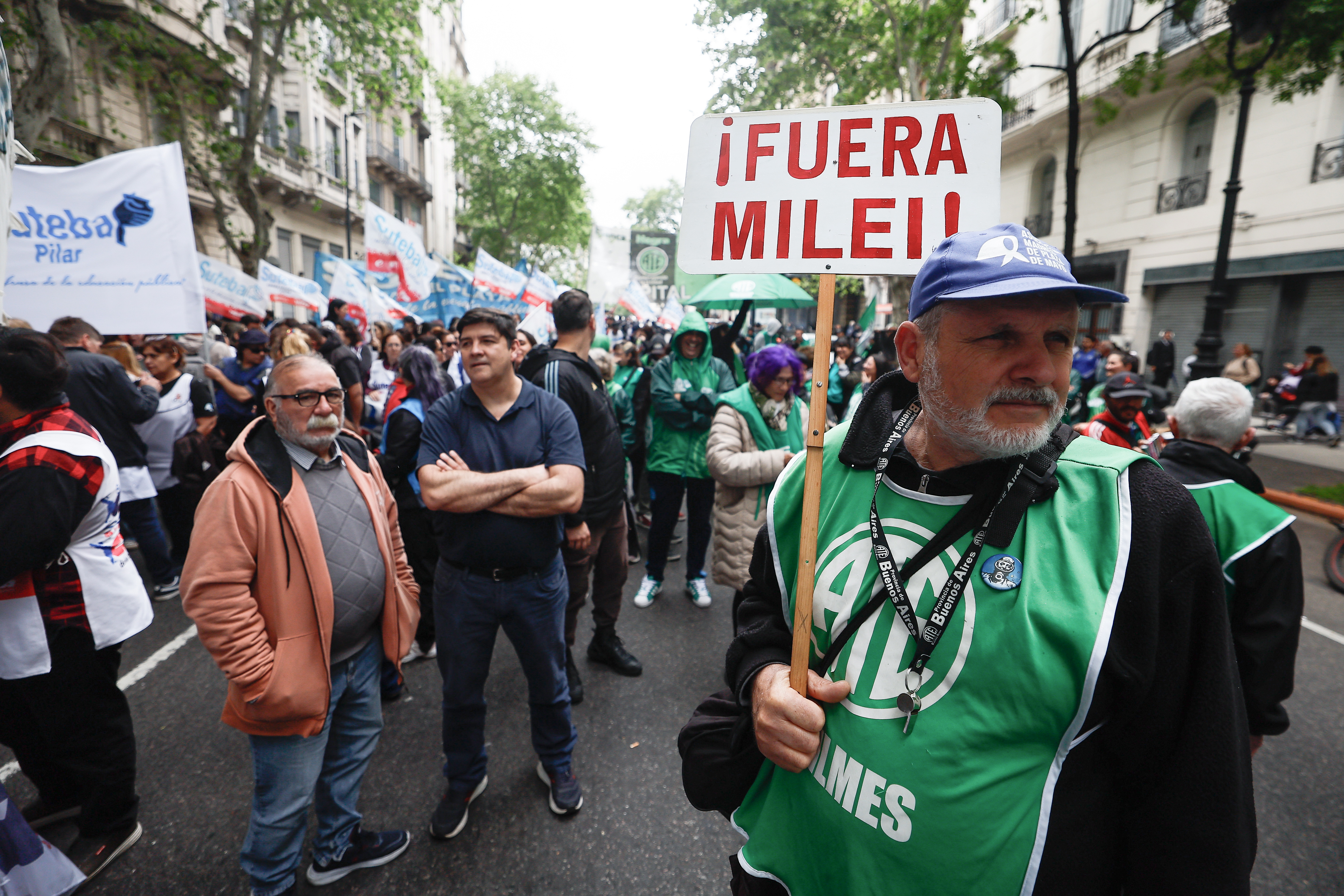Manifestantes participan en una protesta contra el gobierno del presidente argentino Javier Milei en Buenos Aires.