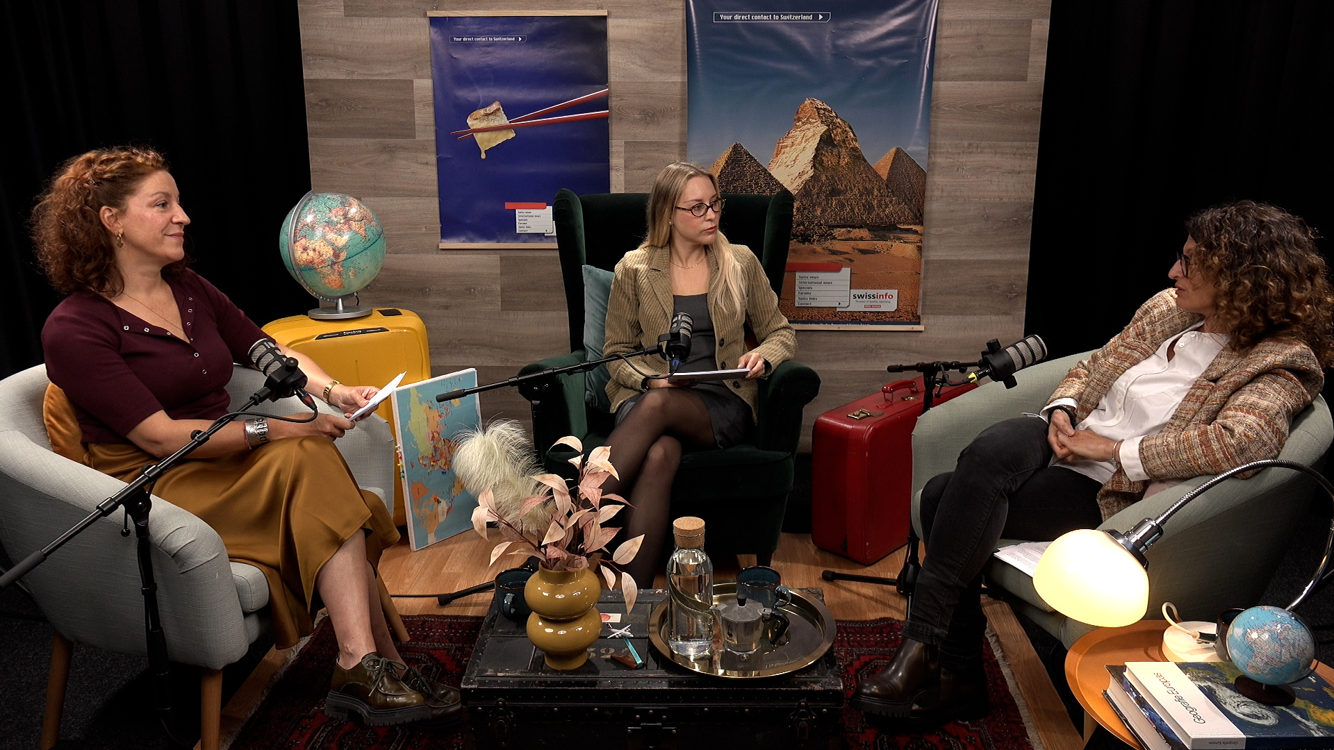 3 femmes dans un studio d'enregistrement