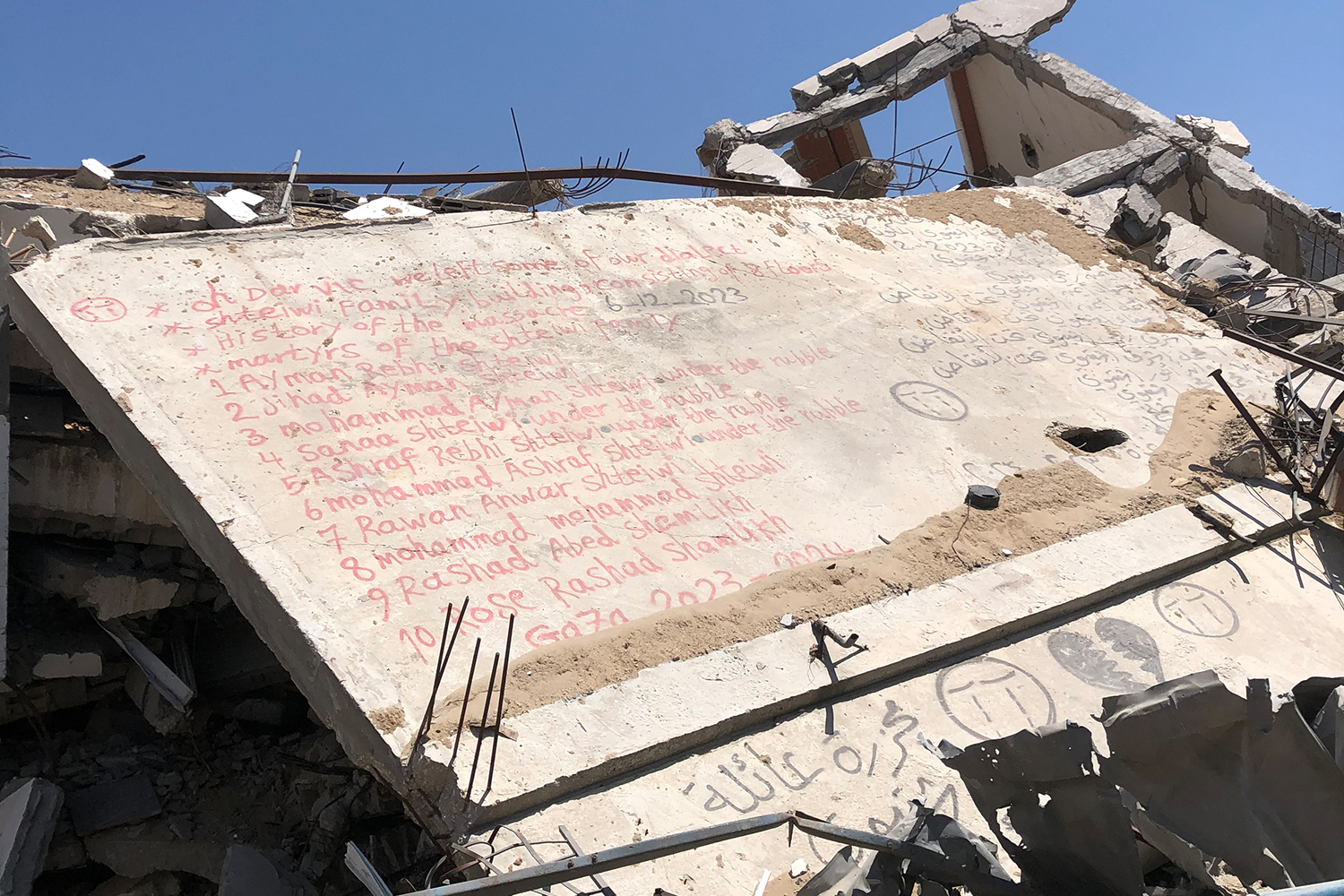 مجزرة عائلة شملخ في غزة، حيث كُتبت على أحد الجدران أسماء عشرة أشخاص لا يزالون تحت الأنقاض.