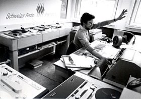 Un journaliste dans un studio de radio.