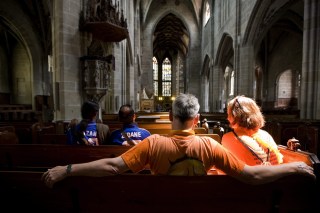 Во время чемпионата Европы по футболу голландские и французские болельщики находят время посетить  Бернский кафедральный собор.