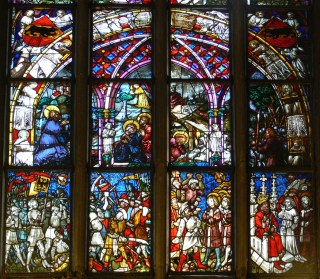晚期哥特風格的玻璃窗製作於1441-1455年間，高度達到12米。而正中窗戶右邊的兩扇則製作於1868年，展現的是新約故事場景。