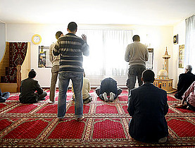 رجال في المسجد