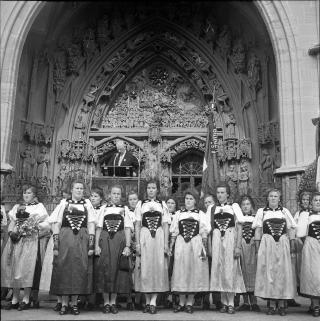瑞士國慶節這天，一群年輕的伯恩市民站在大教堂門口，1952年。