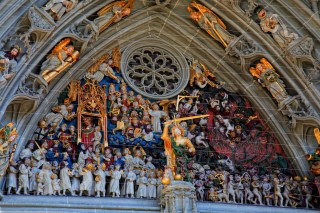 大教堂正門龕楣裡世界聞名的234個精工細作的砂岩人像，表現了聖經中“最後審判”的場景。