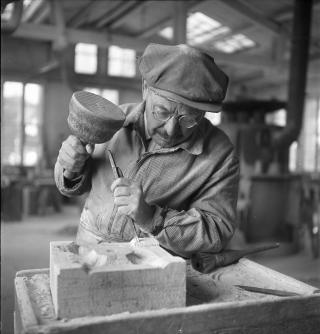 一名石匠正在大教堂的手工作坊(Münsterbauhütte)裡鑿砂岩石塊，1941年。