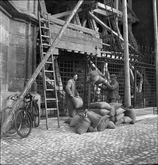 1940年、第2次世界大戦時。爆撃に備えてミュンスターを守る 