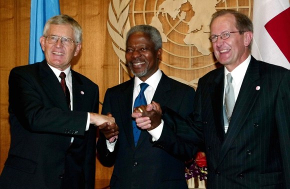 「スイス（加盟）を長年待ち続けた」と話す当時のコフィ・アナン国連事務総長（中央）