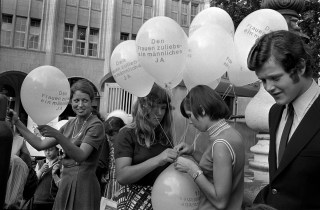 Mujeres con globos en una manifestación