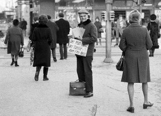 Un hombre distribuye folletos en la calle