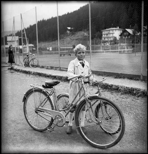 طفل يمسك دراجة