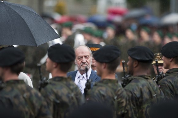 Le roi d Espagne inspecte des soldats suisses