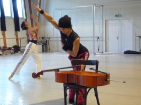 二つの世界が出会うことに意味がある作品「チェロのため五つのプレリュード」を練習する東京バレエ団の2人