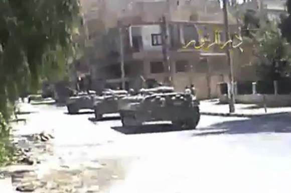 Deir el-Zour, 9 de agosto. Los carros blindados entran en la ciudad. (Deir el-Zour Press News vía Keystone)