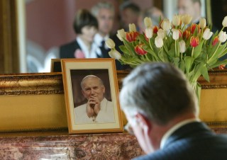 ローマ教皇ヨハネ・パウロ２世の死去を受け、記帳するサミュエル・シュミット大統領。ベルンの在スイスバチカン大使館で