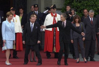 チェコのヴァーツラフ・ハヴェル大統領を出迎えるモリッツ・ロイエンベルガー大統領。２００１年