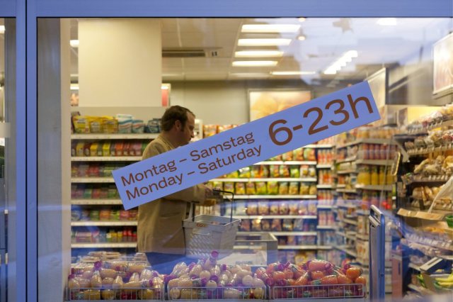 Store Opening Hours A Regular Vote Topic Swi Swissinfo Ch