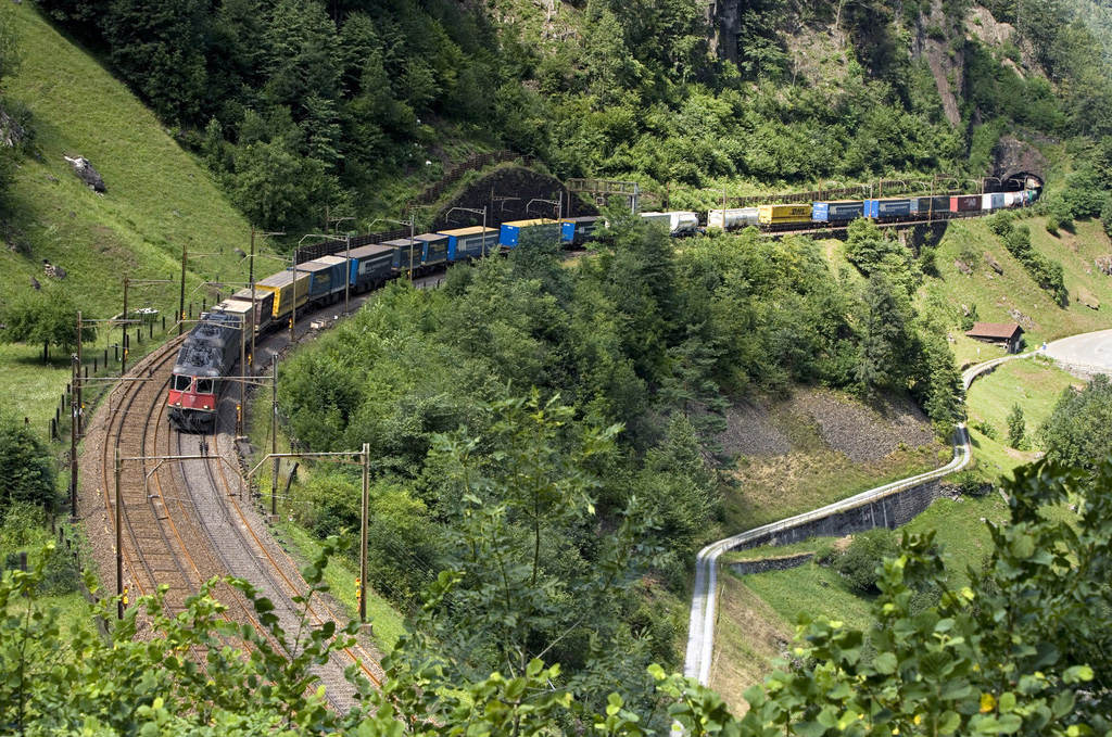تحويل نقل الشحن الثقيل نحو السكك الحديدية يصطدم بالواقع - SWI swissinfo.ch