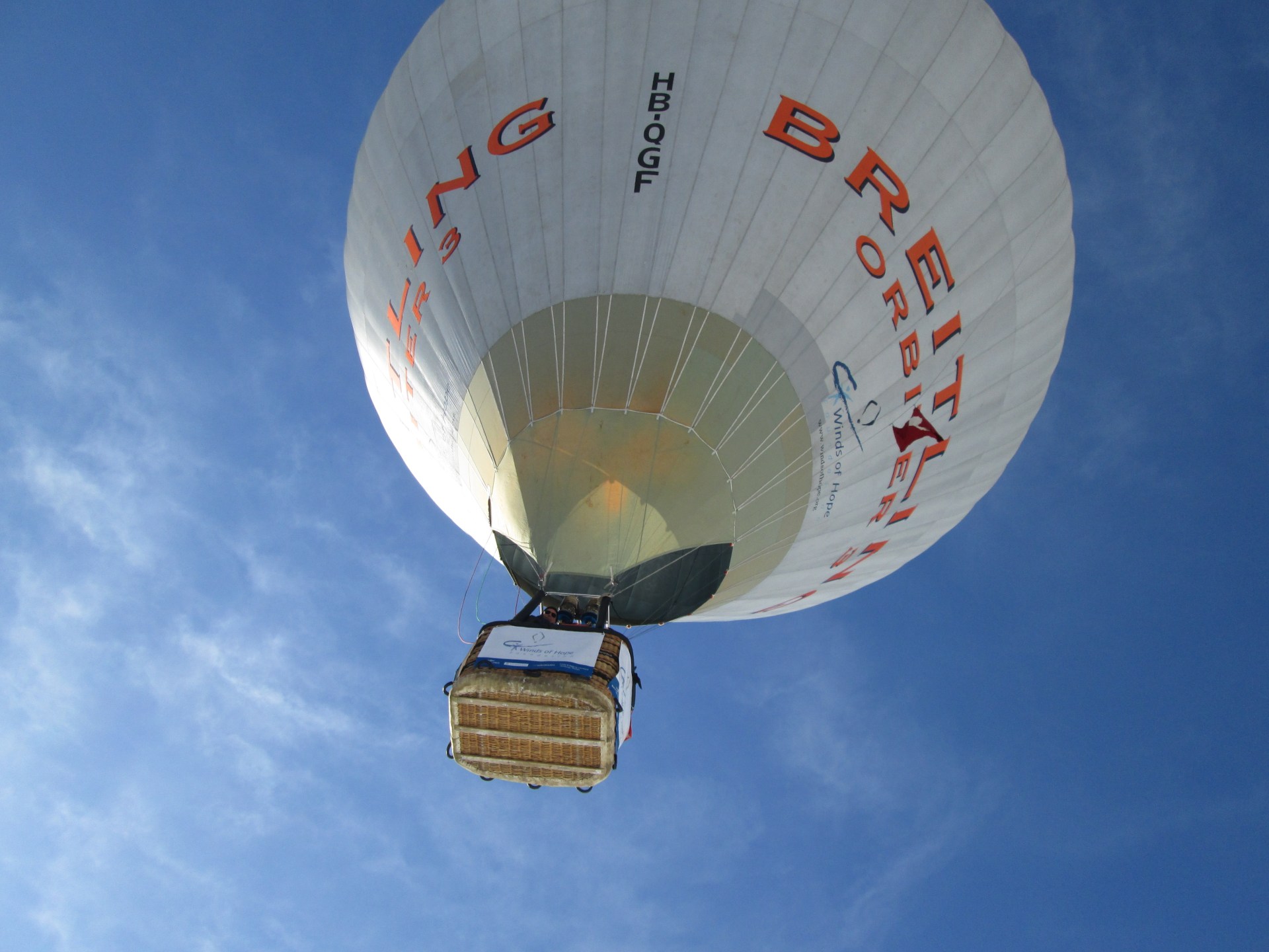 アルプスの空に舞いあがる熱気球とその祭典