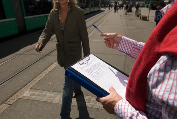 Une personne collecte des signatures