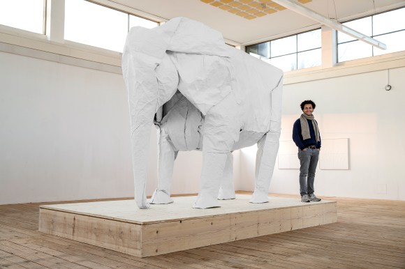 「白いゾウ」と折り紙アーティスト、シフォ・マボナさん