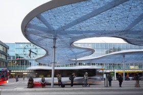 Um teto elegante da praça em frente à estação de trens de Aarau.