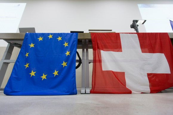 Eine EU- und eine Schweizer Flagge nebeneinander.