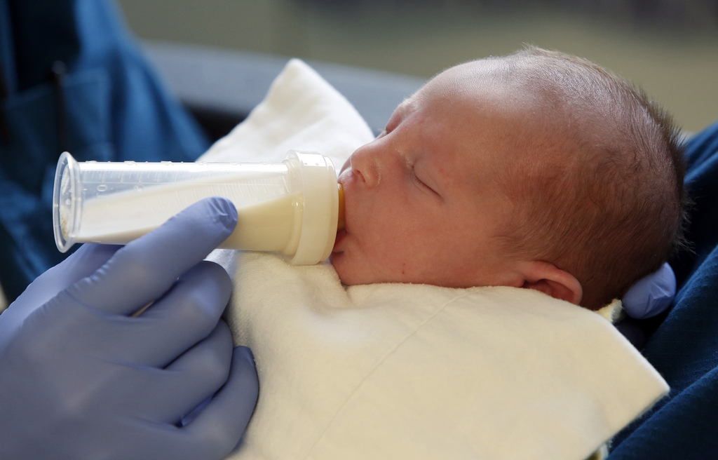 недоношенный ребенок срыгивает. вскармливание недоношенных детей. недоношенный ребенок срыгивает. памятка по питанию недоношенных детей. вскармливание недоношенных детей.