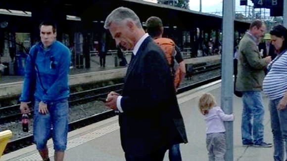 火车站上瑞士前外交部长迪迪尔·布尔克哈尔德(Didier Burkhalter)。