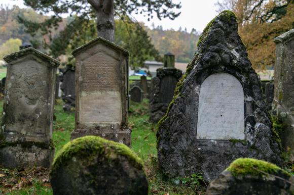 Grabsteine an einem jüdischen Friedhof