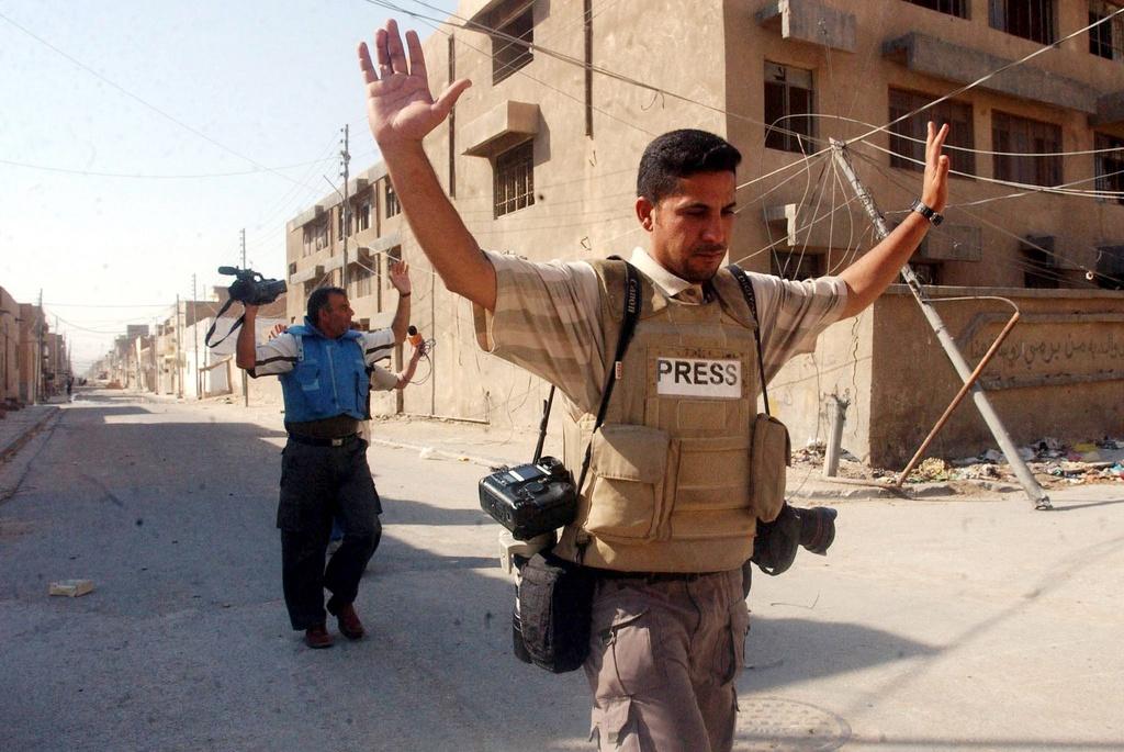 военный журналист. журналисты в горячих точках. репортер в горячей точке. журналист опасная профессия. журналисты рейтерс.