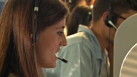 Jóvenes en un centro de atención telefónica al cliente