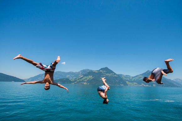瑞士人去哪儿游泳？